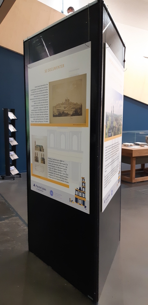 : Photo des panneaux installés dans le Hall de l'Hôpital d'Arras. Ces panneaux expliquent le travail des archéologues sur le site de l’abbaye de Mont-Saint- Éloi.
