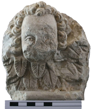 Cette tête d'angelot en calcaire surmonte un décors végétal souligné de fines moulures. Daté du 18ième siècle, il témoigne de la finesse et du raffinement du décors de l'église classique. 