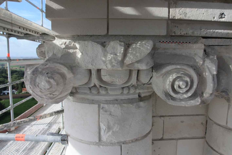 À l'occasion de la campagne de restauration des deux tours, des détails de l'architecture classique ont pu être observés avec plus de précision et comparés aux blocs retrouvés en fouille. 