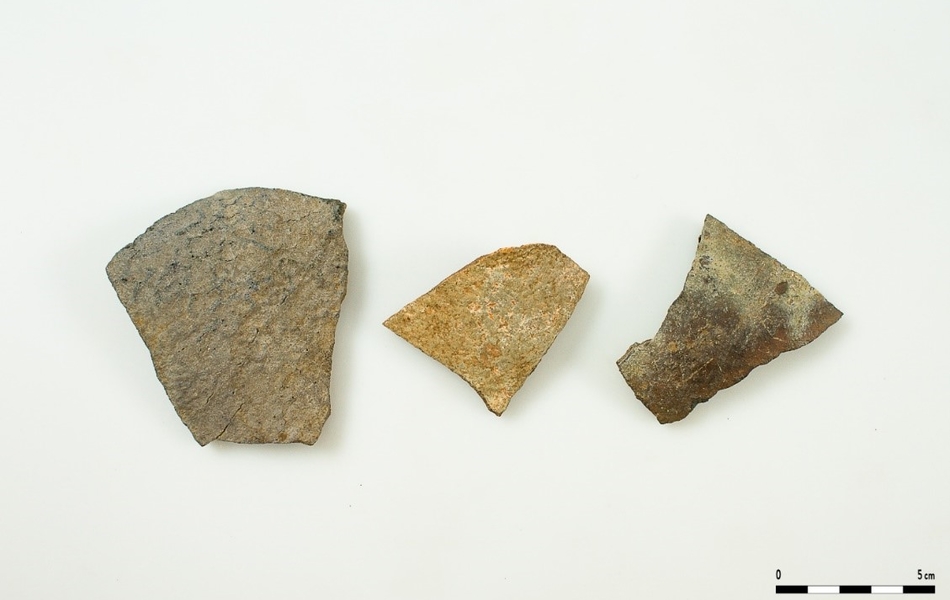 Photo de fragments de 3 céramiques dont les surfaces sont brulées ou déformées par la surcuisson.