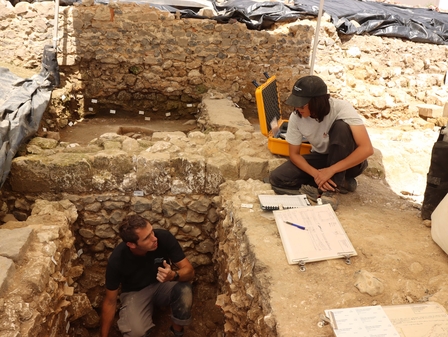 Deux archéologues échangent sur la constructions des murs