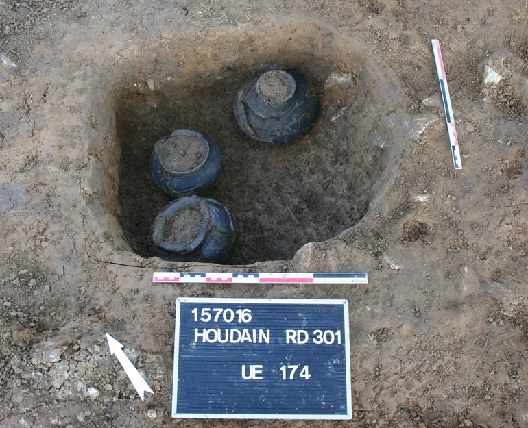 Trois pots découverts dans l'une des tombes
