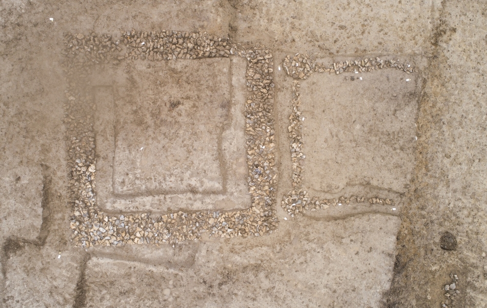 Vue aérienne des fondations en solin de rognons de silex des 2 bâtiments de forme carrée datant de la fin du Moyen Âge.