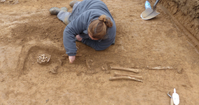 L'Archéo-Anthropologue fouille un squelette à l'emplacement de l'inhumation