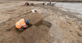 Vue d'un archéologue en train de sonder le sol