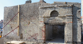 Quai des Salines, vue d’une façade conservée avec porte et modénatures